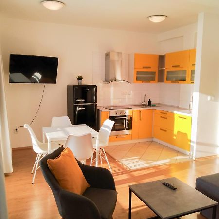 Yellow Apartment 俄斯特拉发 外观 照片