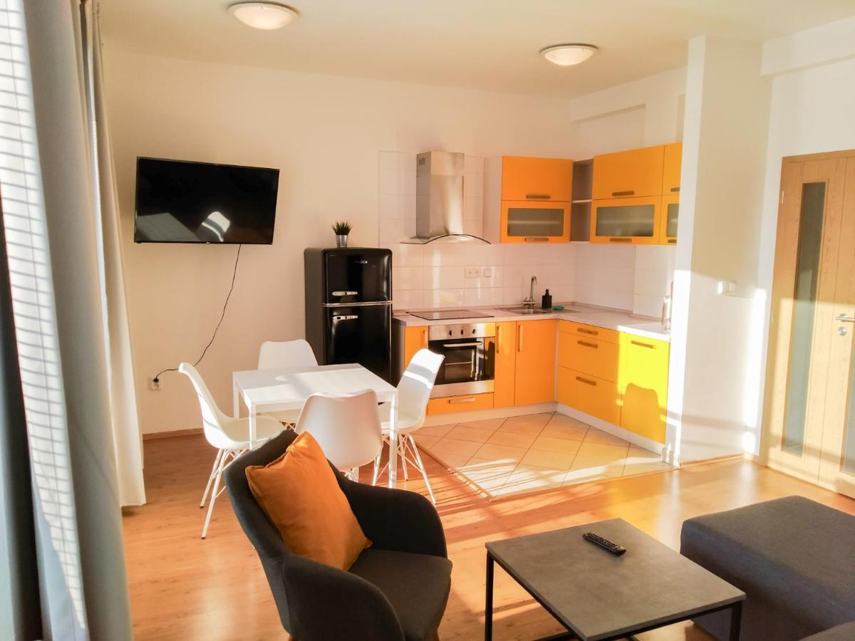 Yellow Apartment 俄斯特拉发 外观 照片