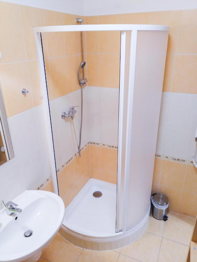 Yellow Apartment 俄斯特拉发 外观 照片